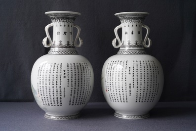 Twee Chinese vazen met ruyi-handgrepen, 2e helft 20e eeuw