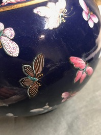 Een Chinese flesvormige vaas met vlinders op blauwe fondkleur, Guangxu merk, 19/20e eeuw