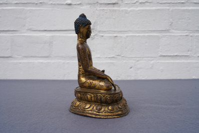 Une figure de Bouddha en bronze dor&eacute;, Sino-Tibet, 17/18&egrave;me