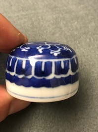 Une paire de pots couverts en porcelaine de Chine bleu et blanc, Kangxi