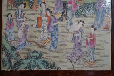 Een grote Chinese famille rose plaquette in een houten tafel, Republiek, 20e eeuw