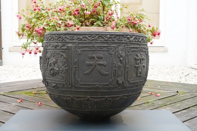 Een grote Chinese bronzen jardini&egrave;re met reli&euml;fdecor van karakters, Xuande merk, 18/19e eeuw