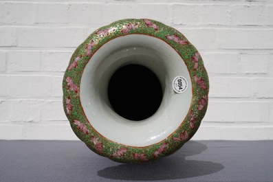 Une paire de crachoirs et un vase en porcelaine de Chine famille rose de Canton, 19&egrave;me
