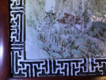 Une plaque en porcelaine de Chine qianjiang cai, sign&eacute;e Cheng Men, 19&egrave;me