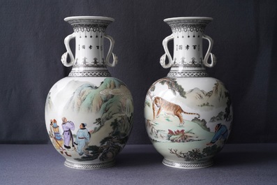 Twee Chinese vazen met ruyi-handgrepen, 2e helft 20e eeuw