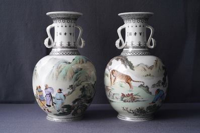 Deux vases en porcelaine de Chine aux anses en forme de ruyi, 2&egrave;me moiti&eacute; du 20&egrave;me