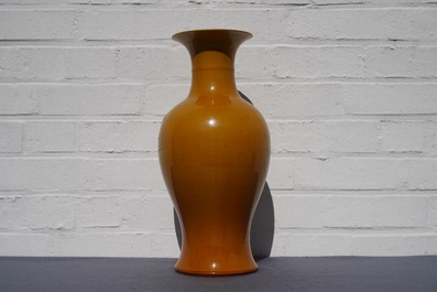 Un vase de forme balustre en porcelaine de Chine jaune monochrome, 19/20&egrave;me