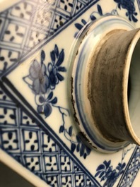 Een grote vierkante Chinese blauw-witte theebus met floraal decor, Kangxi