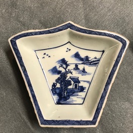 Een Chinese blauw-witte zoetvleesset of rijsttafel met landschapsdecor, 18/19e eeuw