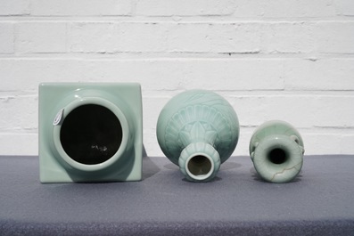 Drie Chinese monochrome celadon vazen, Yongzheng en Qianlong merken, 19/20e eeuw