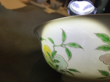 Un bol 'anhua' et un vase en porcelaine de Chine famille verte, marque de Kangxi, 19&egrave;me