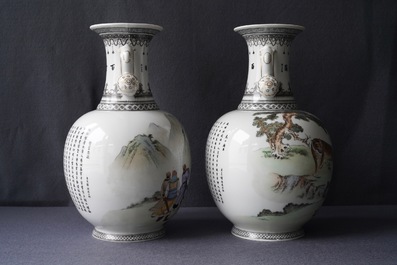 Deux vases en porcelaine de Chine aux anses en forme de ruyi, 2&egrave;me moiti&eacute; du 20&egrave;me