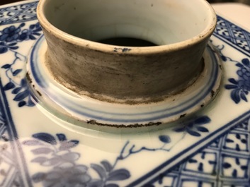 Une grande bo&icirc;te &agrave; th&eacute; en porcelaine de Chine bleu et blanc &agrave; d&eacute;cor floral, Kangxi