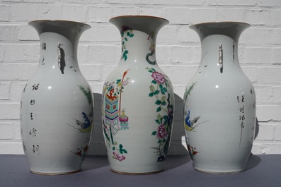Une paire de vases en porcelaine de Chine famille rose et un &agrave; d&eacute;cor d'antiquit&eacute;s, 19/20&egrave;me