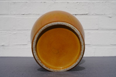 Un vase de forme balustre en porcelaine de Chine jaune monochrome, 19/20&egrave;me
