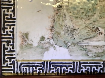 Une plaque en porcelaine de Chine qianjiang cai, sign&eacute;e Cheng Men, 19&egrave;me