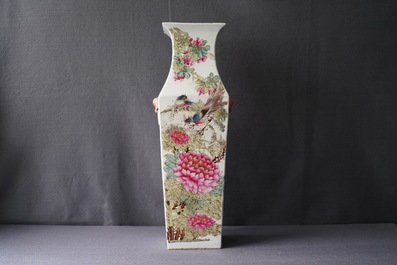 Un vase de forme carr&eacute; en porcelaine de Chine qianjiang cai, sign&eacute; Ma Qing Yun, dat&eacute; 1907