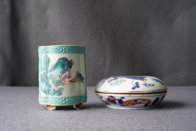 Une bo&icirc;te couverte en porcelaine de Chine doucai et un pot &agrave; pinceaux en famille rose, marques de Qianlong, 19&egrave;me