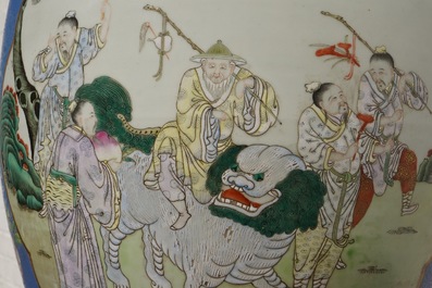 Een paar grote Chinese famille rose vazen met figuren op blauwe fondkleur, Qianlong merk, 19e eeuw