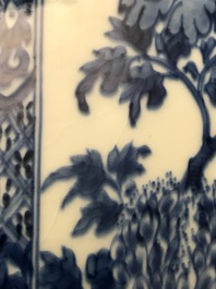 Une grande bo&icirc;te &agrave; th&eacute; en porcelaine de Chine bleu et blanc &agrave; d&eacute;cor floral, Kangxi