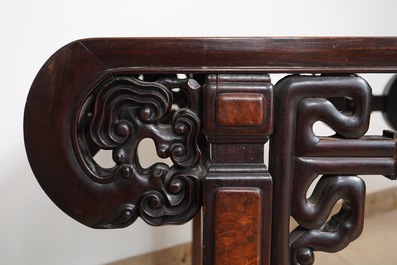 Une grande plaque en porcelaine de Chine famille rose mont&eacute;e dans une table en bois, R&eacute;publique, 20&egrave;me