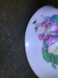 Cinq bols et une tasse et soucoupe Wu Shuang Pu en porcelaine de Chine famille rose, 19&egrave;me