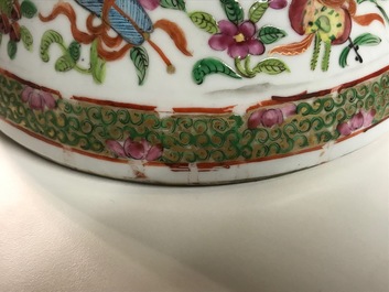 Een paar Chinese Canton famille rose spuugbakken en een vaas, 19e eeuw