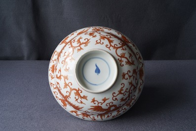 Un bol en porcelaine de Chine rouge de fer &agrave; d&eacute;cor de ph&eacute;nix, 19&egrave;me