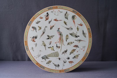 Une plaque en porcelaine de Chine famille rose &agrave; d&eacute;cor d'oiseaux, 19&egrave;me