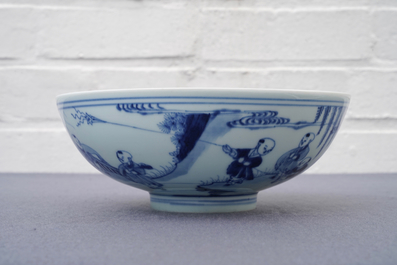 Un bol en porcelaine de Chine bleu et blanc, marque et &eacute;poque de Yongzheng