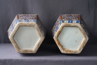 Een paar zeldzame hexagonale Chinese vazen met blauw-wit en koperrood decor op bruine fond, 19e eeuw