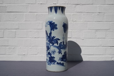 Un vase de forme rouleau en porcelaine de Chine bleu et blanc &agrave; d&eacute;cor figuratif, &eacute;poque Transition