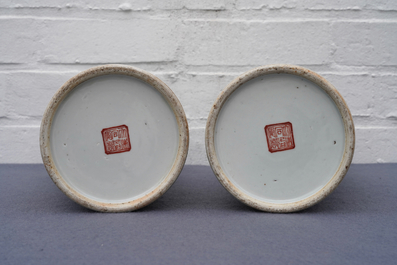 Une paire de portes-chapeau en porcelaine de Chine &agrave; d&eacute;cor de poissons, marque et &eacute;poque de Tongzhi