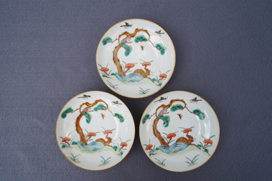 Drie Chinese famille verte koppen en schotels met herten en apen, Tongzhi merk en periode