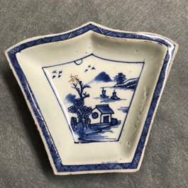 Een Chinese blauw-witte zoetvleesset of rijsttafel met landschapsdecor, 18/19e eeuw