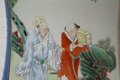 Een paar grote Chinese famille rose vazen met figuren op blauwe fondkleur, Qianlong merk, 19e eeuw
