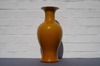 Un vase de forme balustre en porcelaine de Chine jaune monochrome, 19/20&egrave;me