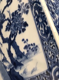 Een grote vierkante Chinese blauw-witte theebus met floraal decor, Kangxi