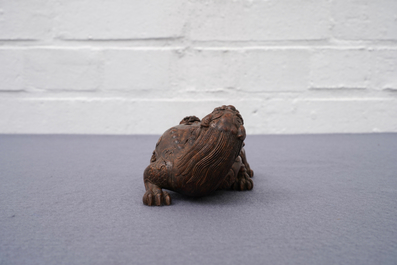 Un groupe en bois sculpt&eacute; figurant un kylin et son petit, Chine, 19/20&egrave;me