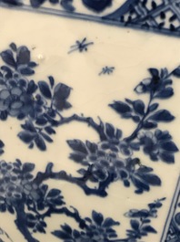 Une grande bo&icirc;te &agrave; th&eacute; en porcelaine de Chine bleu et blanc &agrave; d&eacute;cor floral, Kangxi