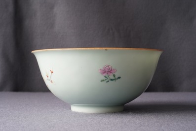 Un bol en porcelaine de Chine famille rose &agrave; d&eacute;cor floral, marque de Qianlong, 19/20&egrave;me