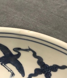 Een Chinese blauw-witte schotel met kraanvogels, 'fui gui chang ming' merk, Jiajing