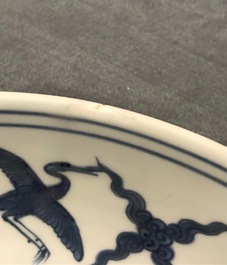 Un plat en porcelaine de Chine bleu et blanc &agrave; d&eacute;cor de grues, marque 'fui gui chang ming', Jiajing