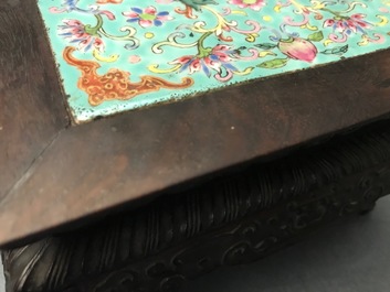 Un socle en bois sculpt&eacute; et mont&eacute; d'une plaque en porcelaine de Chine famille rose, 19&egrave;me