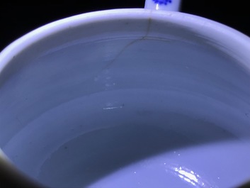 Een paar Chinese blauw-witte theepotten met 'Lange Lijzen', 'Qing Yu Tang Zhi' merk, Kangxi