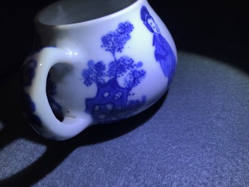 Une paire de th&eacute;i&egrave;res en porcelaine de Chine bleu et blanc, marque 'Qing Yu Tang Zhi', Kangxi