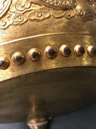 Un br&ucirc;le-parfum tripod en bronze dor&eacute;, marque de Qianlong, 19/20&egrave;me