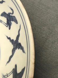 Un plat en porcelaine de Chine bleu et blanc &agrave; d&eacute;cor de grues, marque 'fui gui chang ming', Jiajing