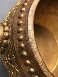 Un br&ucirc;le-parfum tripod en bronze dor&eacute;, marque de Qianlong, 19/20&egrave;me
