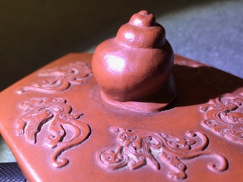 Een grote Chinese Yixing steengoed theepot met reli&euml;fdecor, Kangxi